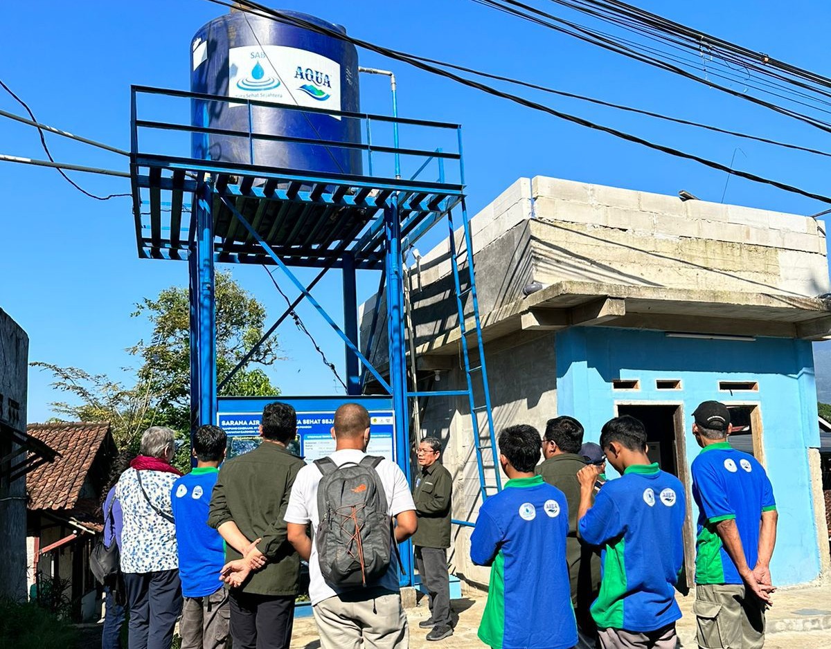 Pabrik Aqua Ciherang menyediakan fasilitas air bersih dari program CSR untuk warga. (IST)